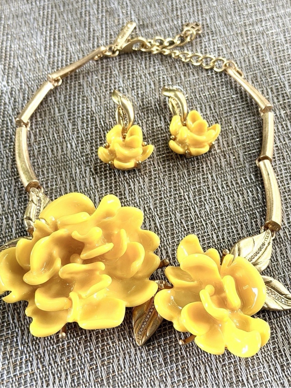 Oscar de la Renta Resin Flower Necklace w/ Earrings SET - Creamy Yellow/Gold - Picture 12 of 14